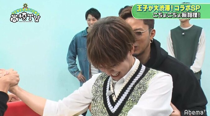 王子・片寄涼太「お尻を触られたらヘンな声を出す」メンバーからのチクリに動揺…龍友からのお尻こちょこちょ攻撃に悶絶！ 6枚目