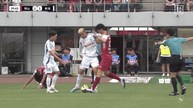 「レッドだろ！」新潟DFが激昂→岡山DFの喉元を突き飛ばす…「報復行為で普通に暴力」「ベテランがやることじゃない」振る舞い＆判定に批判殺到「なんで舞行龍だけイエロー？」 4枚目