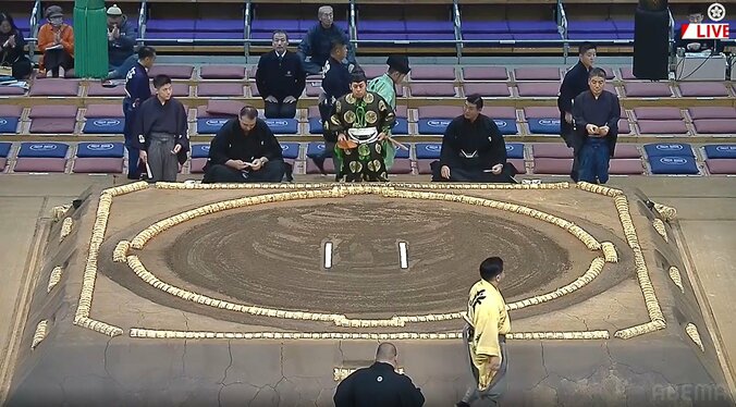 向正面の左上、ニット帽姿のパラダイス山元さん