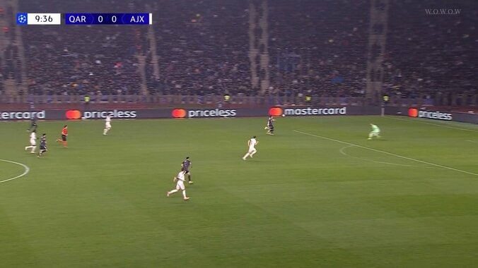 「中途半端な対応」失点に絡んだ日本代表DFに厳しい声「迷ったんか？」GKとの連携ミスから眼前でループシュートを許す失態に「個人というより守備陣全体の問題」 4枚目