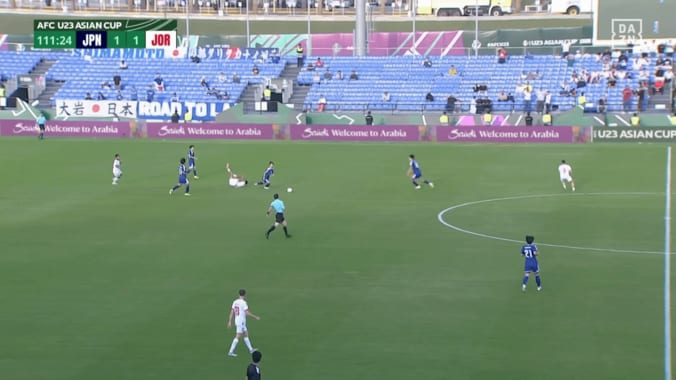 「えっ？ファウル？」日本代表MFの“好守備”に不可解ジャッジ…「フットボールコンタクトだろ」「意味分からん」小倉幸成とファンが唖然【U23アジアカップ】 3枚目