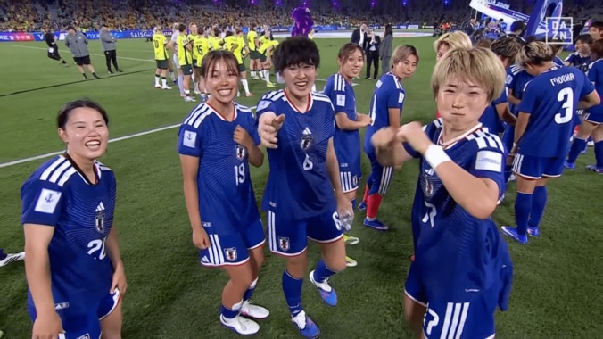 カメラに向かってシャドーボクシングをする浜野