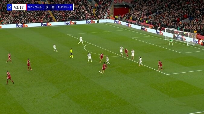 SNS沸騰「人間やめてるって」超ゴラッソ級“無回転”弾丸ミドルを片手で止めた異次元のプレー！「神シュートに神セーブ」「どっちもバケモン」 5枚目