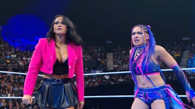 ミチンの乱入に顔をしかめるキアナとジュリア