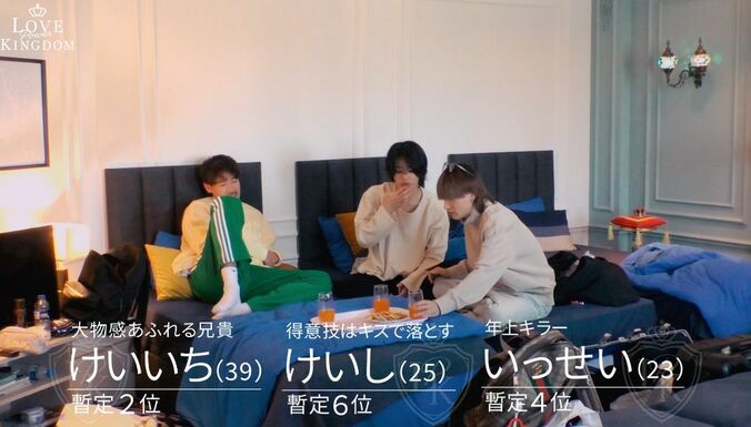 【写真・画像】わがままボディの26歳美女、胸元あらわな真っ白なミニドレスで登場！豊満バスト&美脚を大胆露出し男性釘付けに　2枚目