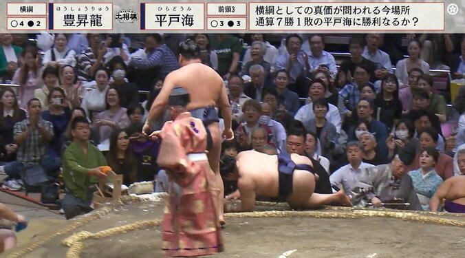 向正面に上地雄輔の姿