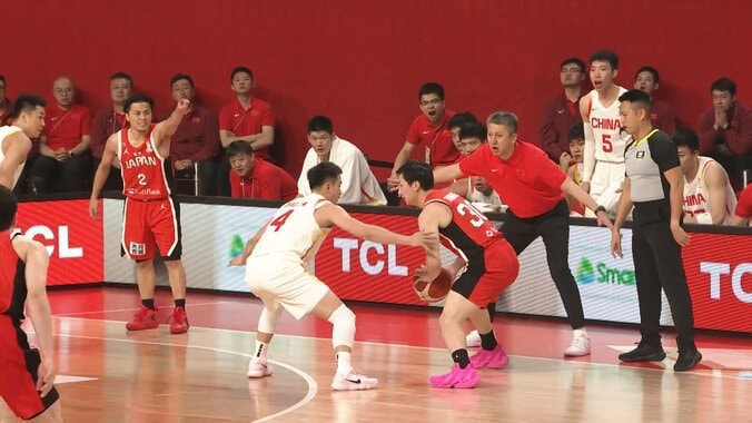 「触るなよ！」富永啓生、中国監督の“妨害”をあざ笑う理不尽スリー炸裂！「HCがダブルチームって…」「さすがの駆け引き」ファン驚愕【バスケ日本代表】 5枚目