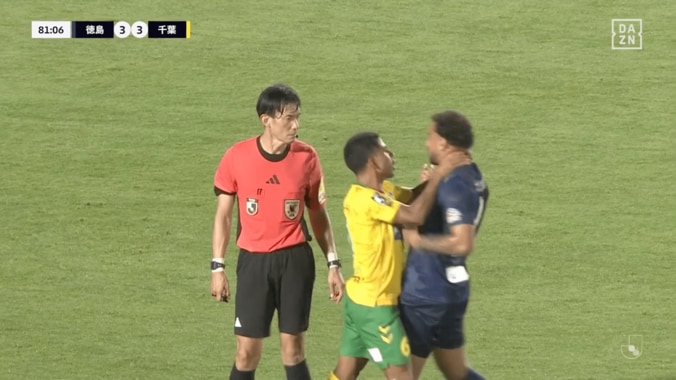 「永久追放もの」ブチギレの“首絞め”で一発レッドカード…「普通に暴行」「最低でも5試合以上の出場停止か？」千葉MFの愚行に非難殺到 2枚目