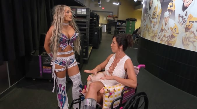 ティファニー・ストラットン（写真左）と言い争うチェルシー（同右）