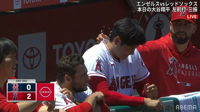 大谷翔平、味方のイタズラで“ヒマワリの種”を被弾！「愛されてる」「仲良しだ」ファン感慨深げ 32号日本人最多で調子も“愛されキャラ”も絶好調 1枚目