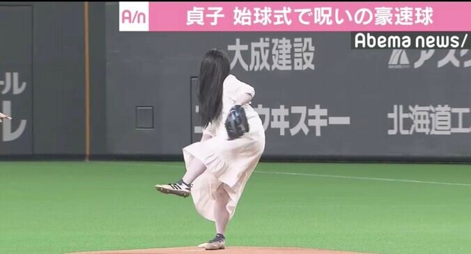 貞子が恐怖の始球式、呪いの速球98キロに札幌ドームが沸く 1枚目