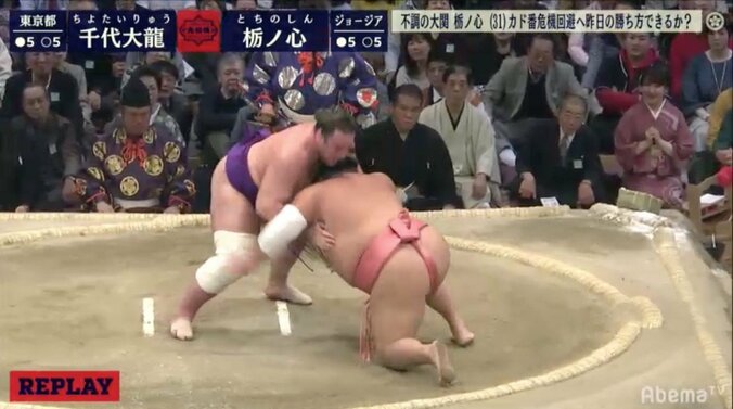 苦しむ栃ノ心、千代大龍の“つきひざ”で星を拾う　勝ち越しまであと2勝 1枚目