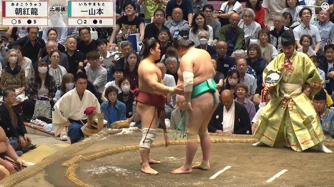 一山本の“謝罪”が引き起こした異例の事態 「謝罪で沸くw」「公務員の頭の下げ方」観客の笑顔と拍手にツッコミ相次ぐ 立ち合い不成立での一コマ 3枚目