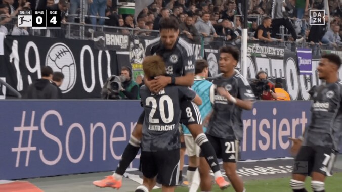 天才かよ！ 堂安律が“股抜きクロス”で１試合２アシスト目「スーパーすぎる！」「左に流れても仕事するな」精密な左足にファン大興奮 3枚目