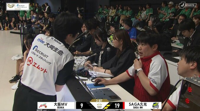 女子バレー、黄色いビブスで公式戦に！？ 突然現れた“目立ちすぎる”リベロにファン驚き 2枚目