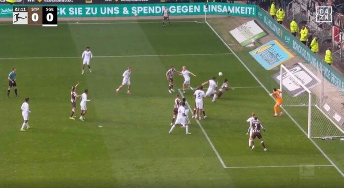 【写真・画像】「なんでお前がキレるんや」 立てよジェスチャーで“一触即発”！ ピッチで痛がる選手を無理に引き起こしてヒートアップ　1枚目