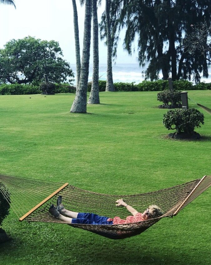 アンミカ、義母とハワイの海辺を散歩「初の娘のように溺愛してくれる」 2枚目