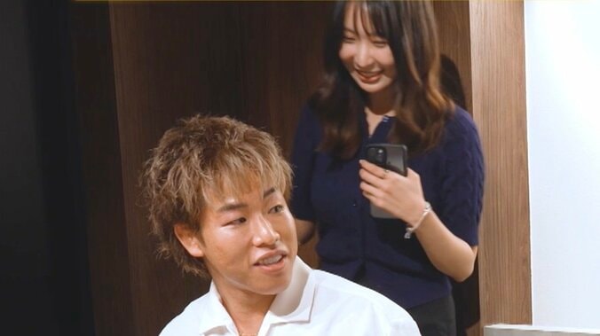 【写真・画像】現役看護師グラドルから密着バックチョーク！ RIZINフライ級王者の反応に皇治「嬉しそう」　1枚目