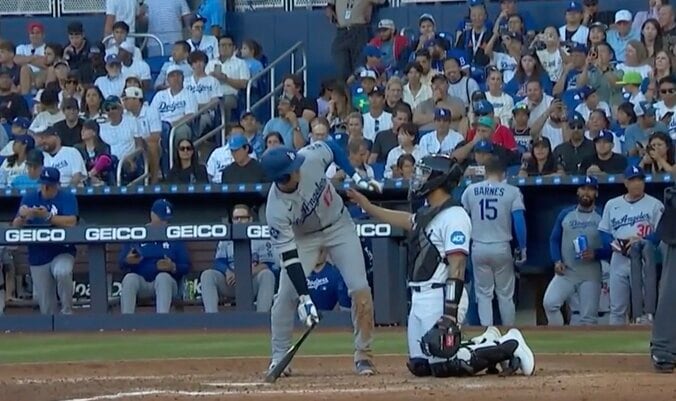 【写真・画像】大谷申告敬遠…？ フリーマン、“変態ゴルフ打ち”「ヤバいw」「打ちすぎだろ」 悪球をスゴい態勢で打ち返す「実は最強打者説」　1枚目