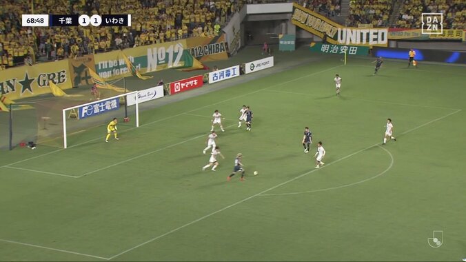 「鳥肌立った」痛めた足で振り抜いた豪快ゴラッソ！「いい振り足」「トラップがよかった」劣勢をはね返す魂の弾丸シュートに脚光 5枚目