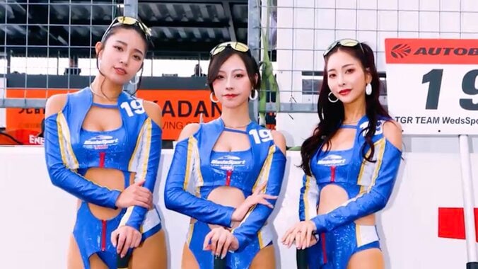 サーキット場を彩るレースクイーン