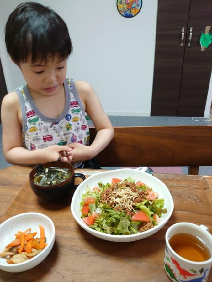  山田花子、食卓に初めて出した料理を見た子ども達の反応「完全に引いてる」  1枚目