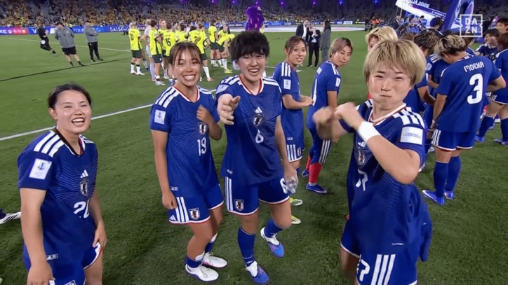 カメラに向かってシャドーボクシングをする浜野