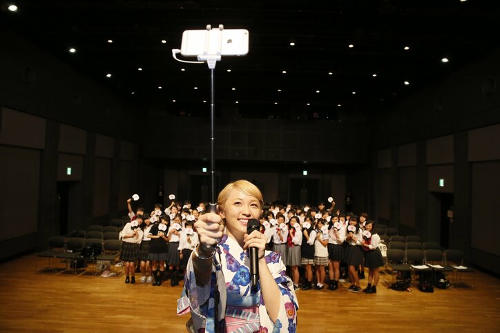 Dream Ami、JK100名と浴衣姿で自撮り AbemaTV『真夏のオオカミくんには騙されない』先行試写会に登場