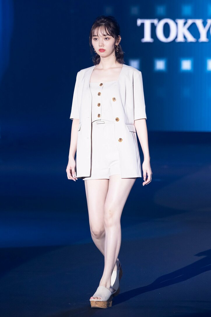 江野沢愛美、美脚際立つミニボトム&爽やかワンピースで『TGC』ランウェイ2度歩く