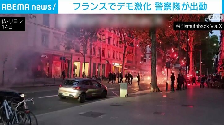 【写真・画像】フランス デモ隊過激化で警察隊に花火、放火も　1枚目