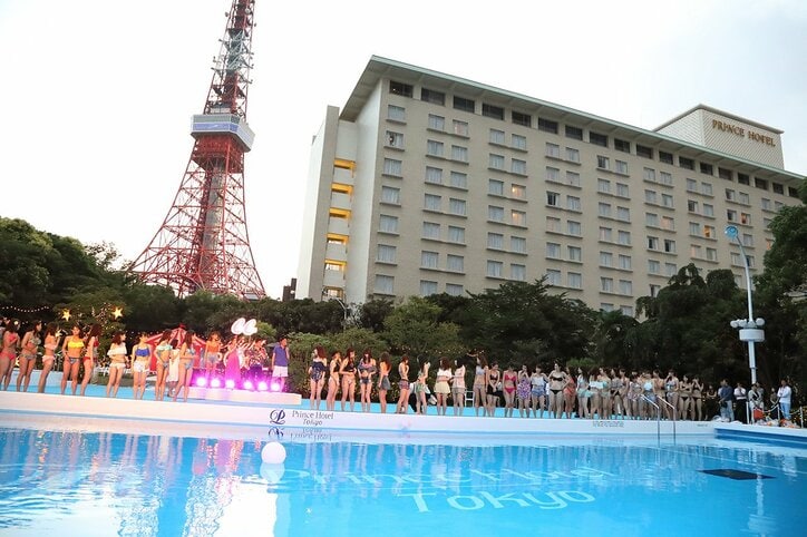 水着ギャル100名とのプール開きに、スピードワゴン井戸田が大興奮