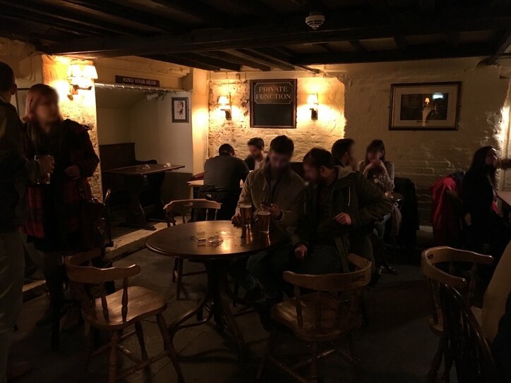 店内はまるで迷宮！  ロンドンの元修道院パブでフィッシュ＆チップスとビールを堪能