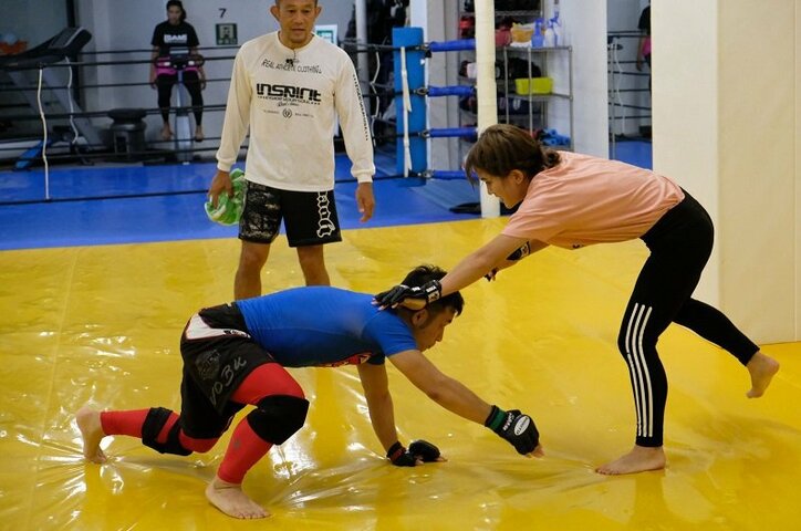 「オープンフィンガーでフルスイングで殴ってみたい!」RENAの妹分・MIO、代理戦争参戦!佐藤ルミナのもとMMA初挑戦
