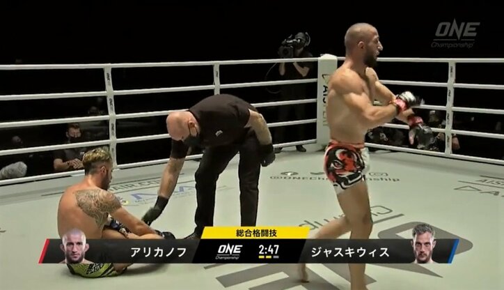 「えっ…タップしたの?」レフェリーが確認する“珍決着”に選手も困惑 「ぼんやり終わった」の声も