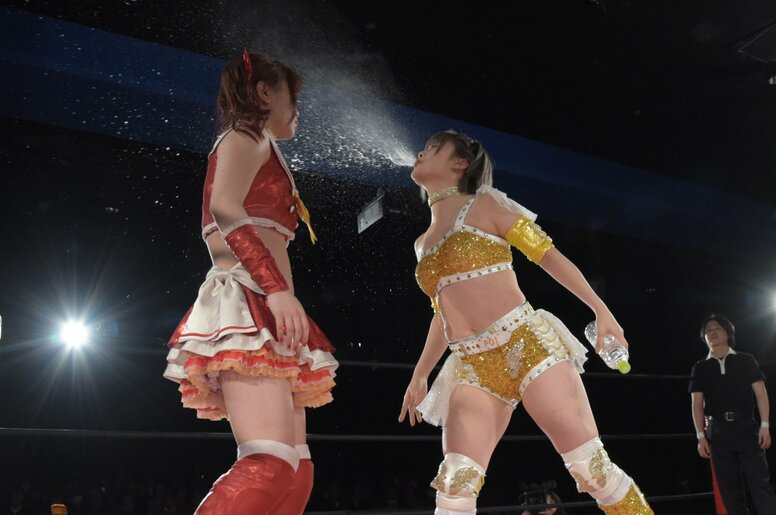 仁義なき“顔面噴射”　万喜なつみ、伊藤麻希に惜敗で「生まれ変わっても伊藤君みたいな人生は歩みたくない」