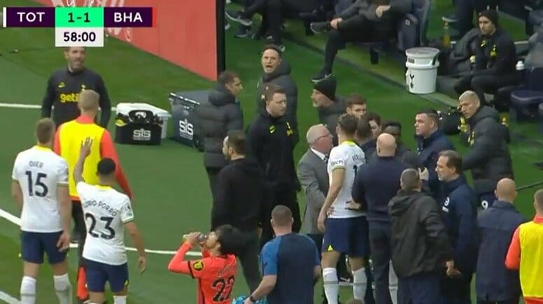 三笘薫の「ハンド」が原因でイタリア人監督同士がバチバチ、一発レッドの異常事態 両チームの選手・スタッフが入り乱れて乱闘寸前に「仲良く退場で草」