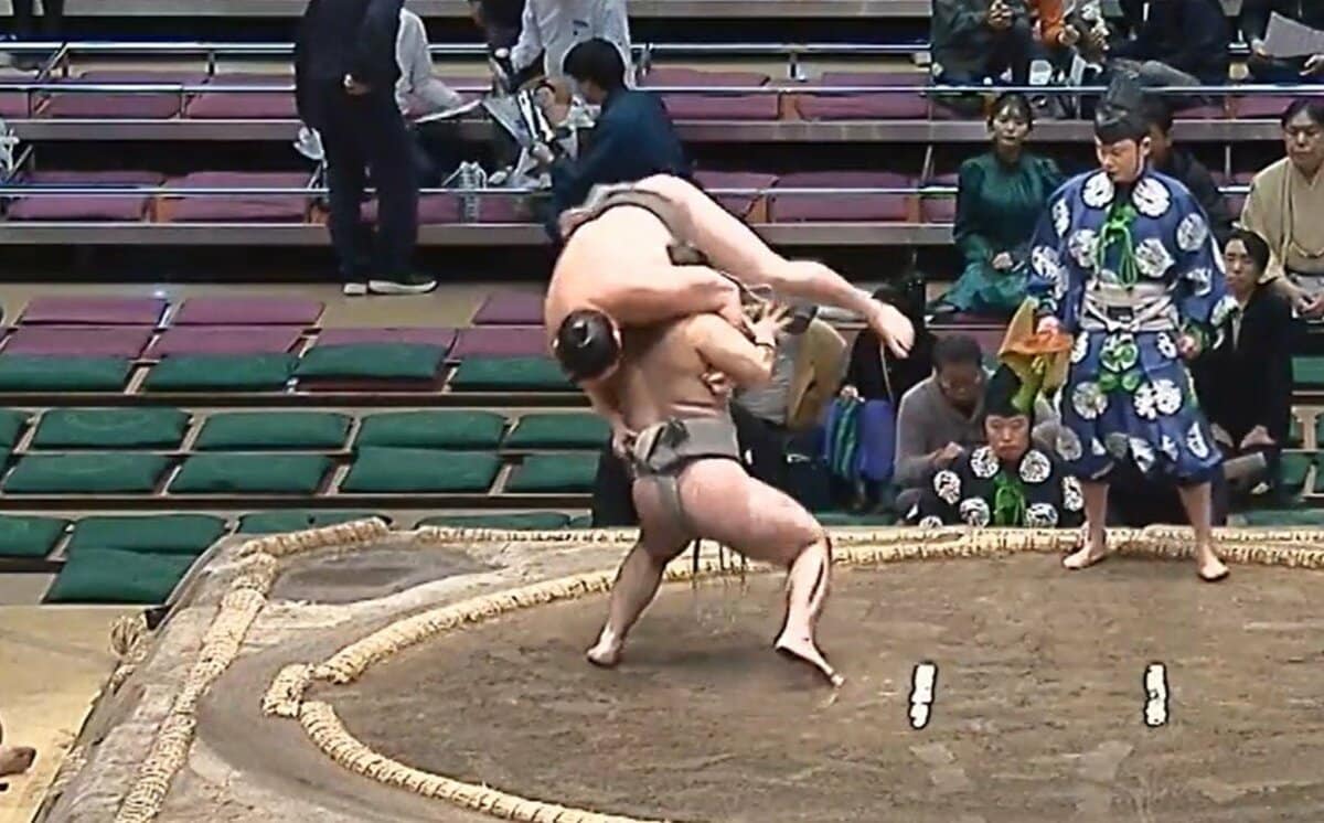 最高の引退相撲」「ジーンときた」現役最後の土俵で“衝撃珍手” 敗れた