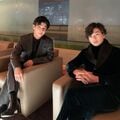 岩田剛典＆新田真剣佑、スーツ姿の“イケメン2ショット”にファン歓喜