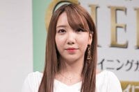 ざわちん、胸の谷間をチラ見せした“あざとさ全開”の一枚が話題に「めちゃくちゃ可愛い」「こんな彼女ほしい」の声