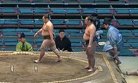 【映像】行司が土俵下に… ハプニング発生の様子