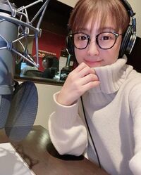 鈴木奈々、黒縁メガネ＆ニット姿に反響「すっぴん？薄メイク？可愛い。癒されます」