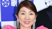 松居直美(57)「腕がむっきむきに見えます」引き締まった美ボディーあらわな姿公開