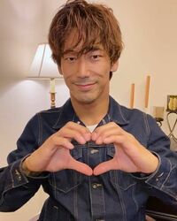 小林直己、『RAINBOW』に合わせたハートダンス披露「みんなの心に虹をかけれたらな」