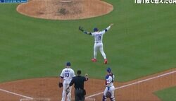 球場騒然！ ド軍の“お祭り男”キケ、客を煽りまくる「流石すぎるw」「愛されキャラ」 難しい打球をスーパーキャッチのファインプレー