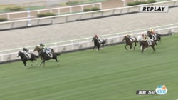 「走る姿めっちゃ綺麗」芝のレースで“ひと際目立つ”白毛馬がデビュー…出遅れ＆6着もネット人気は絶大「白すぎ可愛い」