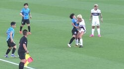 「なんで優磨が悪いみたいになってんだよ」鈴木優磨、川崎DFとの“接触”が物議「勝手に突っ込んで転んだ」「今のはオブストラクション」ファンの意見真っ二つ