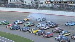 誰にぶつけられたんだ！？トヨタのマシンが“斜め後ろから”壁へ…Xでも話題「コーナー入る前から接触」のアクシデント