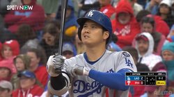 自打球ヒヤリ…大谷翔平、雨の中で豪快空振り タイミング乱れた？不服顔にファンも心配「あいた」「あわわ」