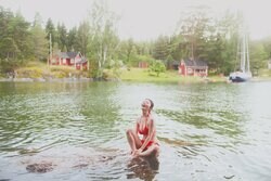 長濱ねる、鮮やかなオレンジ色の水着で笑顔満開の1枚 2nd写真集先行カット第6弾