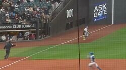 「なんでオレばっかり…」打球強襲が連発！ グラウンドを逃げまどうボールボーイの動きがスゴすぎると話題に　元審判も絶賛するナイスプレー